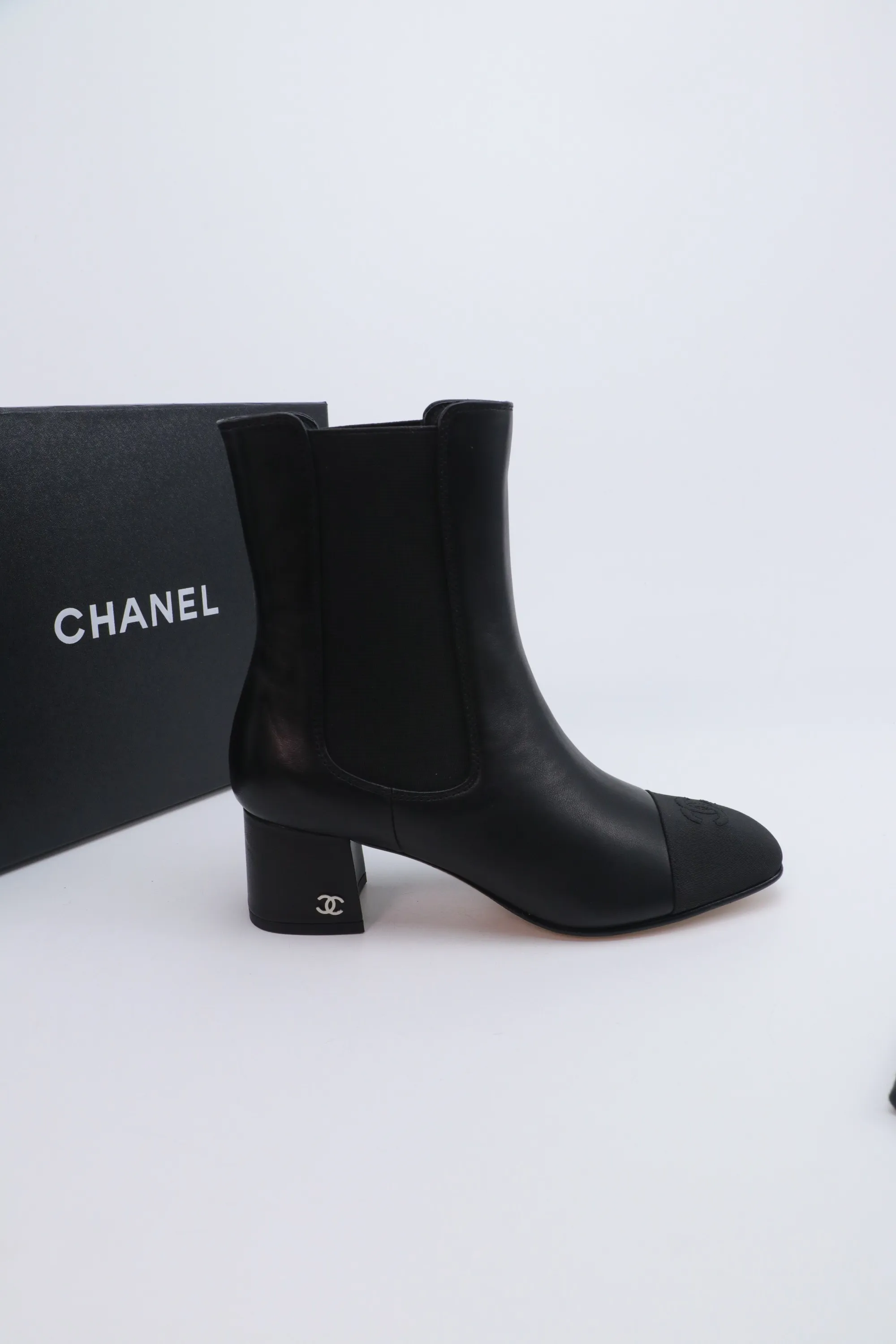 P720 Chanel 25A Advanced Handicraft Workshop Series Boots New model is on sale first 🆕 This autumn and winter must-have item Original development Private model hardware Genuine leather outsole Cowhide upper Sheepskin lining Size: 35-39 Other sizes are determined